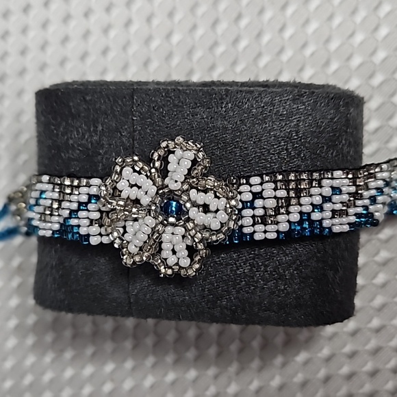 GLASS BEADED BRACLET WITH FLOWER - Picture 2 of 8